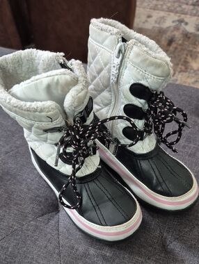 totes Quilted Winter Boot in White, Black & Pink Trim 10